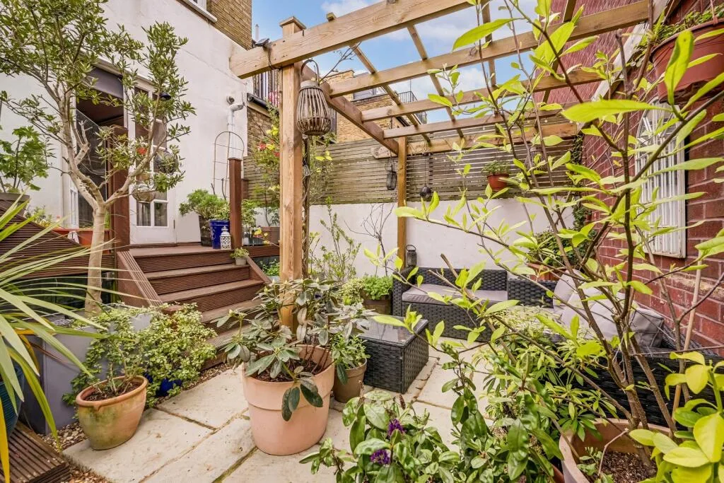 5 bedroom end of terrace house for rent