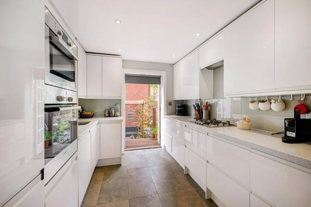 5 bedroom end of terrace house for rent