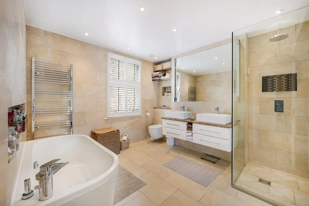 5 bedroom end of terrace house for rent