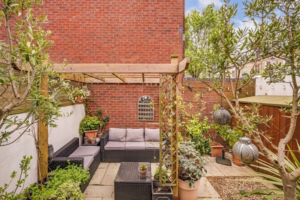 5 bedroom end of terrace house for rent