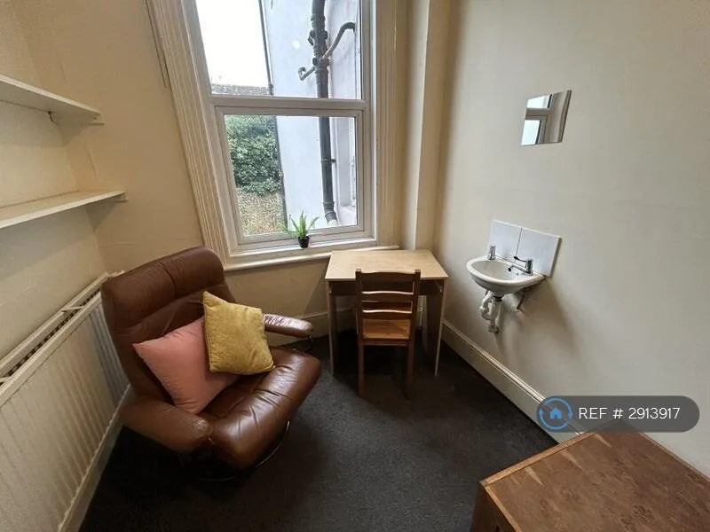 6 bedroom maisonette for rent