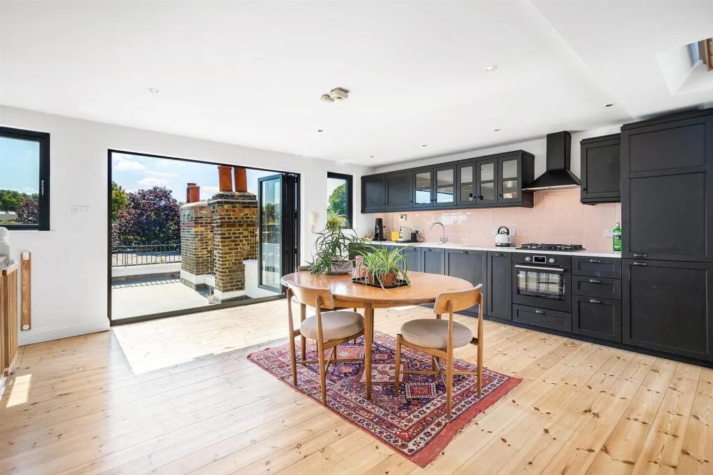 3 bedroom flat for rent