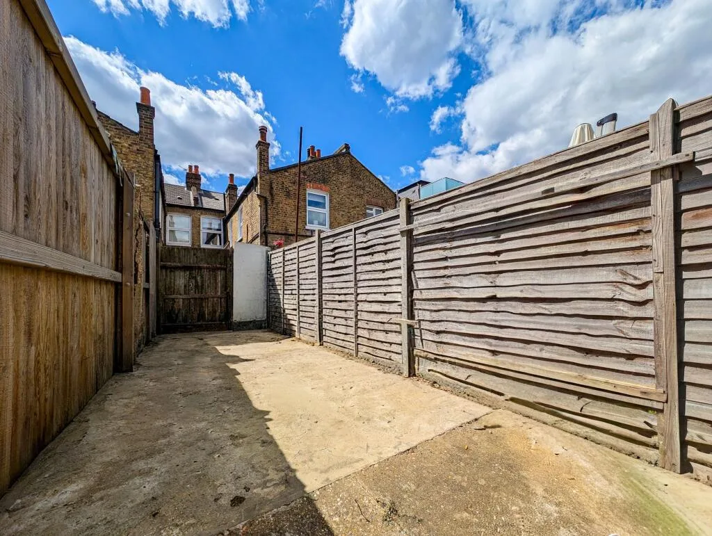 2 bedroom maisonette for rent