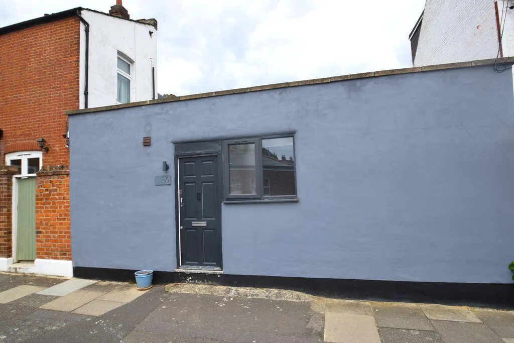 1 bedroom detached house for rent