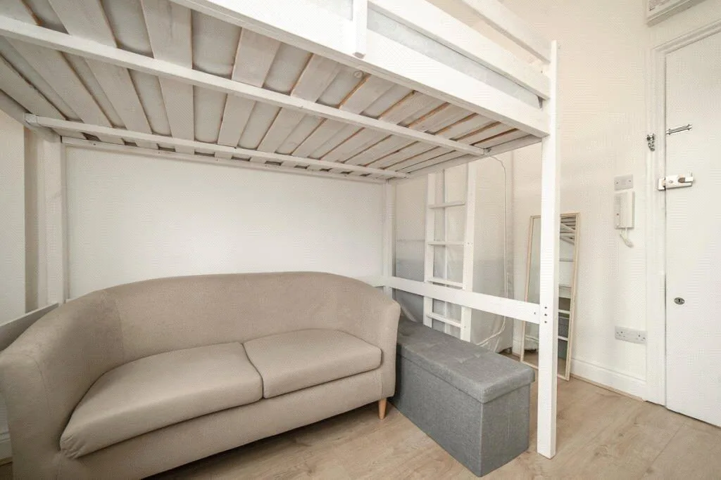 Studio flat for rent