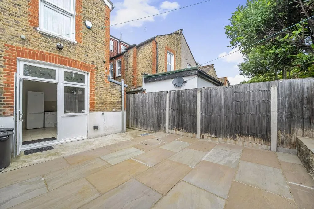 1 bedroom maisonette for rent