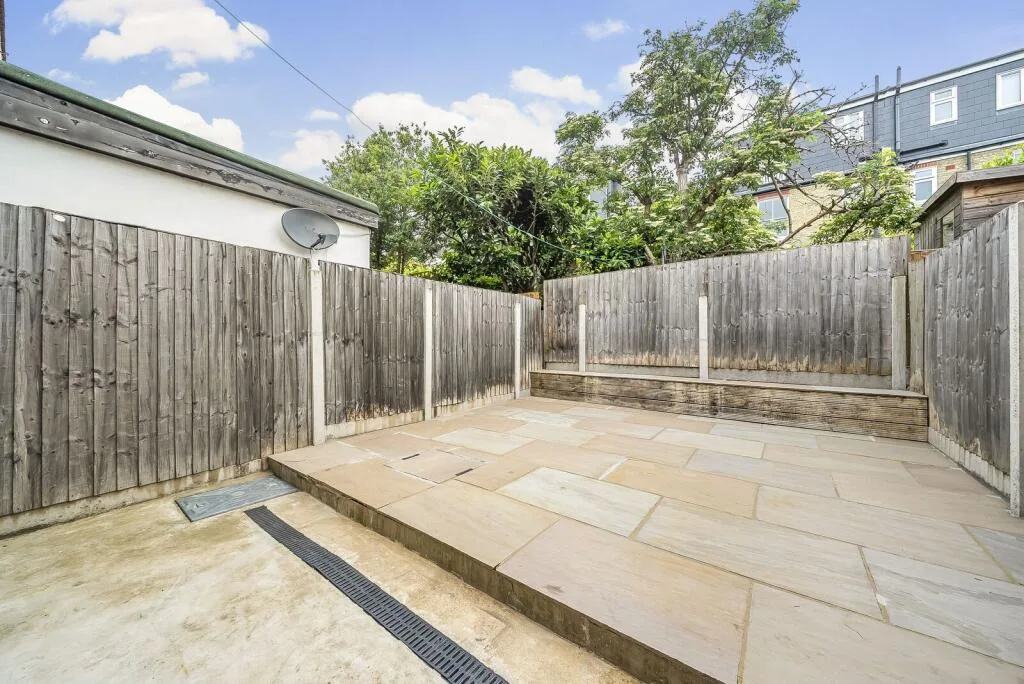 1 bedroom maisonette for rent