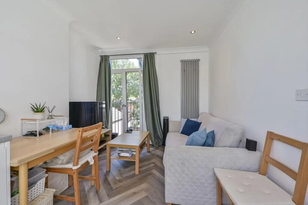 1 bedroom maisonette for rent