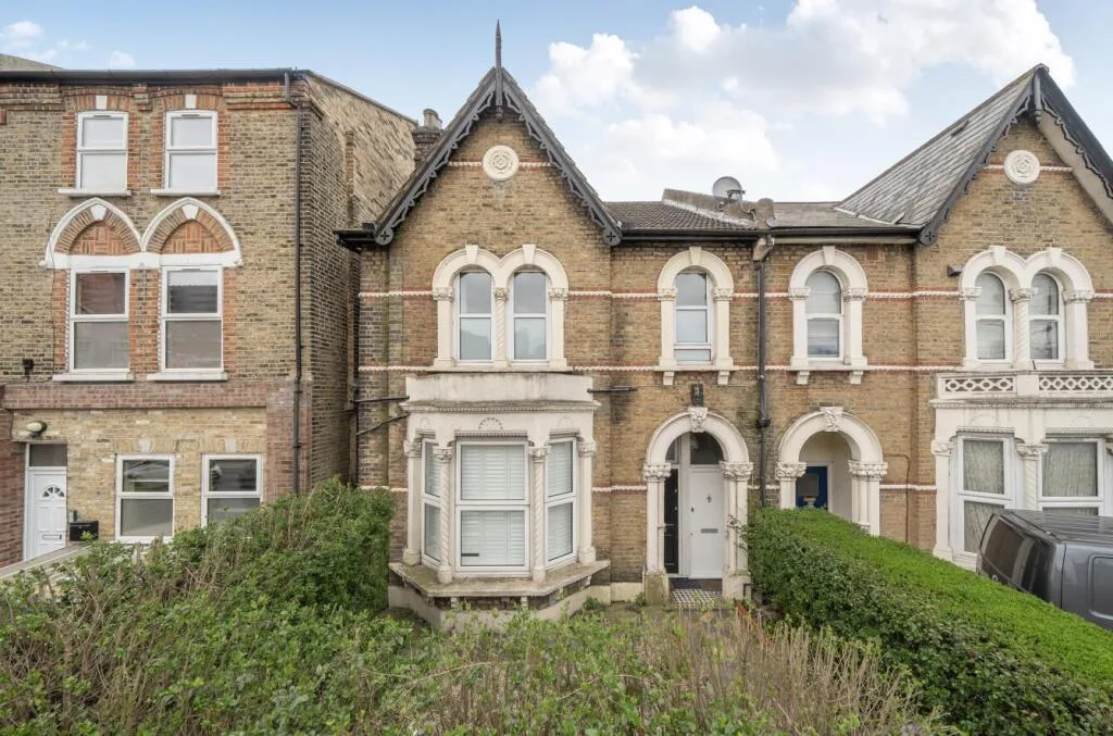 2 bedroom maisonette for rent
