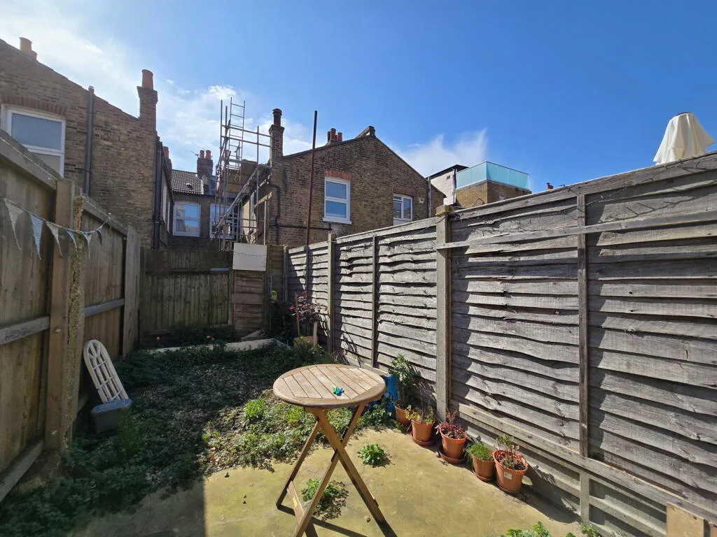2 bedroom maisonette for rent