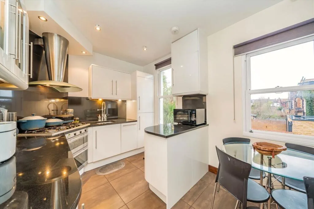 2 bedroom maisonette for rent
