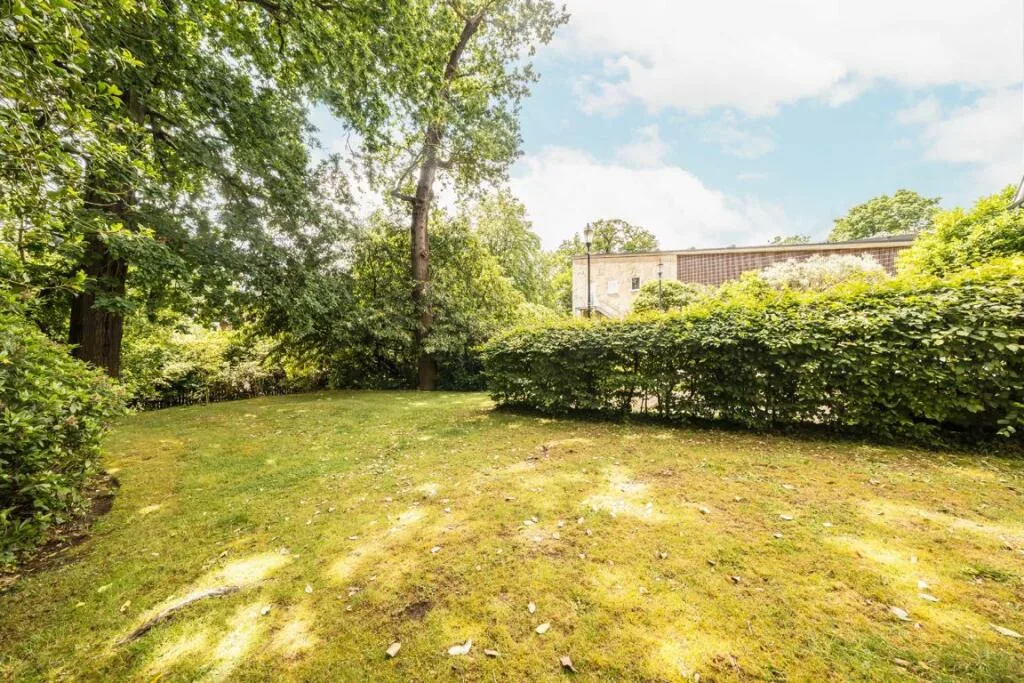 2 bedroom maisonette for rent