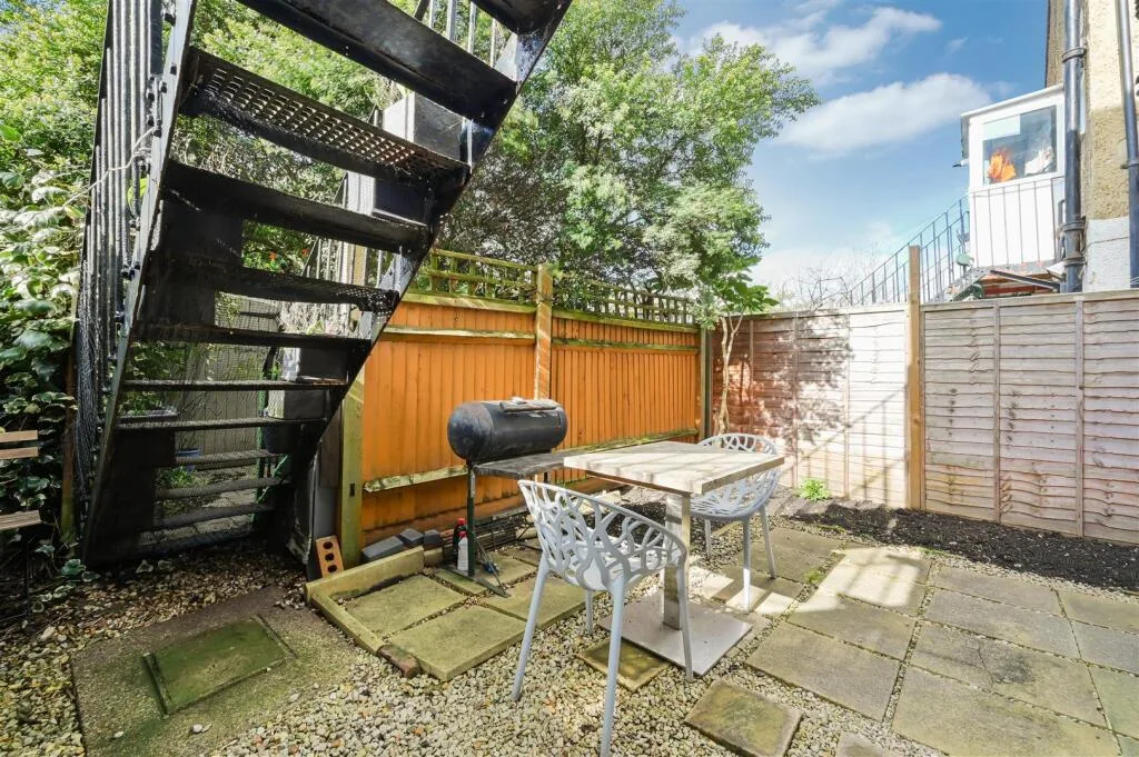 2 bedroom maisonette for rent