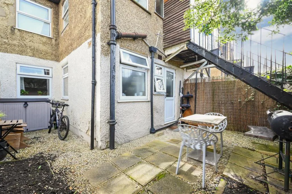 2 bedroom maisonette for rent