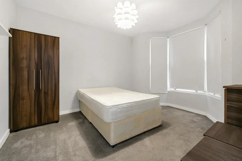 6 bedroom end of terrace house for rent