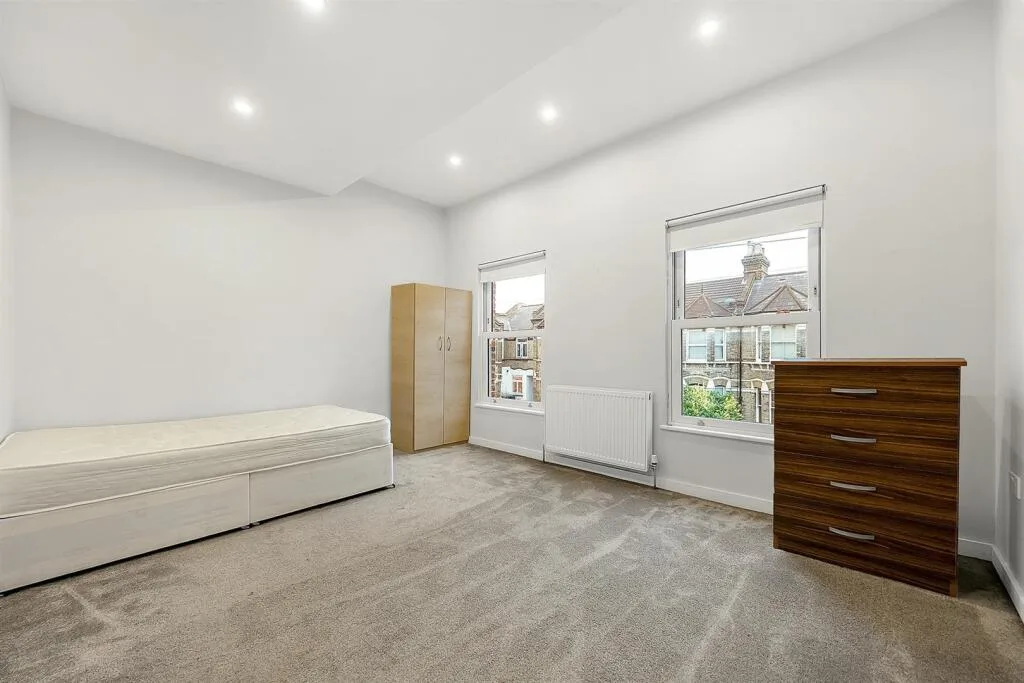 6 bedroom end of terrace house for rent