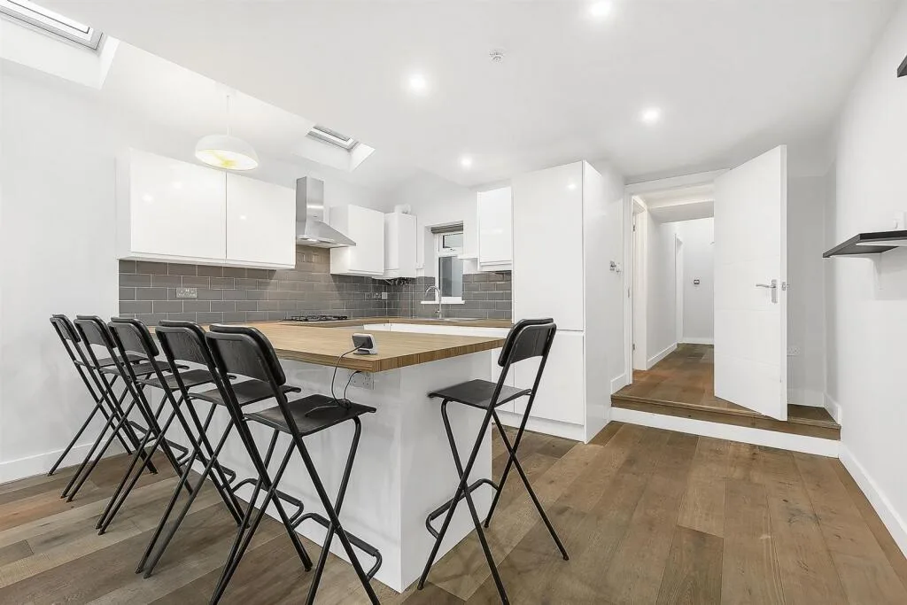 6 bedroom end of terrace house for rent