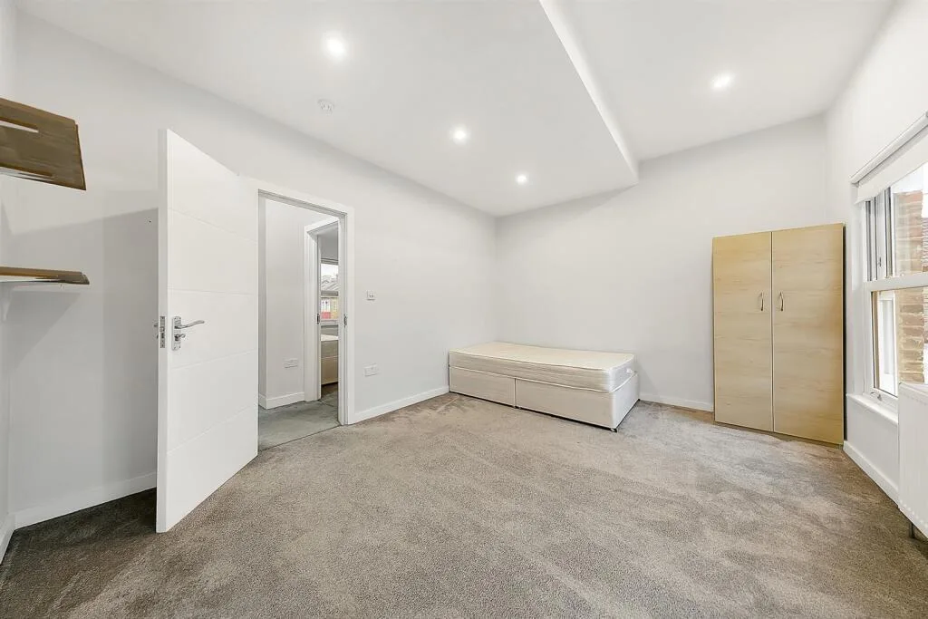 6 bedroom end of terrace house for rent