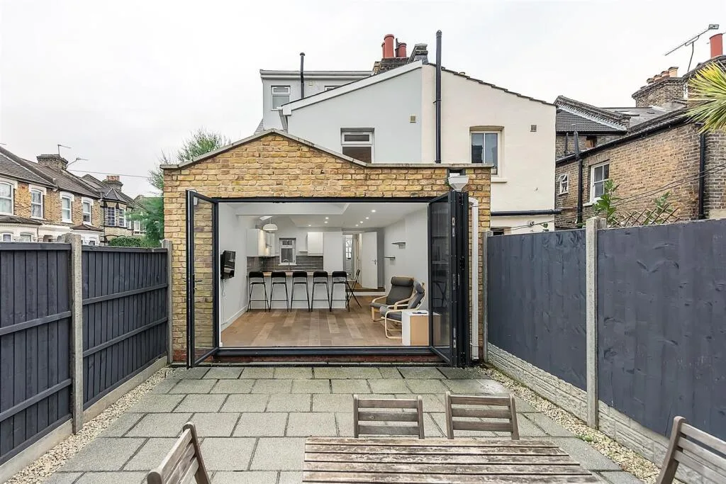 6 bedroom end of terrace house for rent