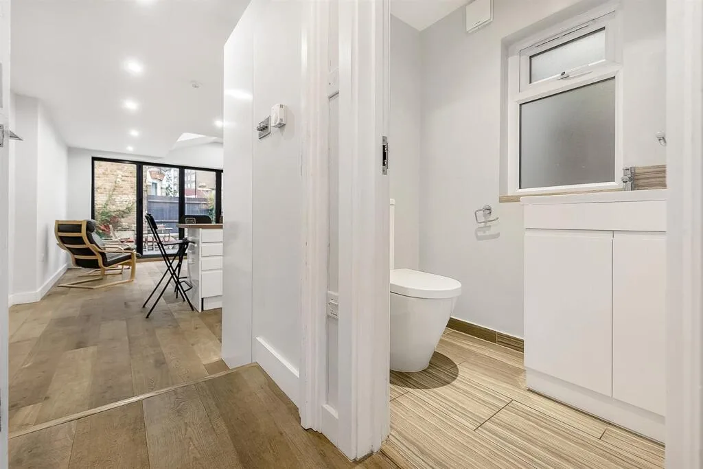 6 bedroom end of terrace house for rent