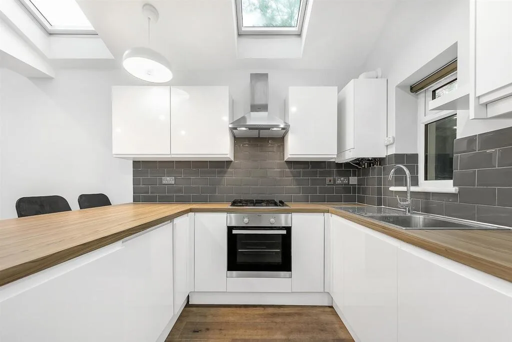 6 bedroom end of terrace house for rent