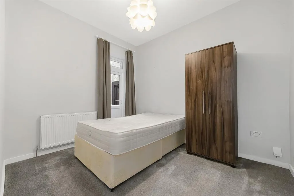 6 bedroom end of terrace house for rent
