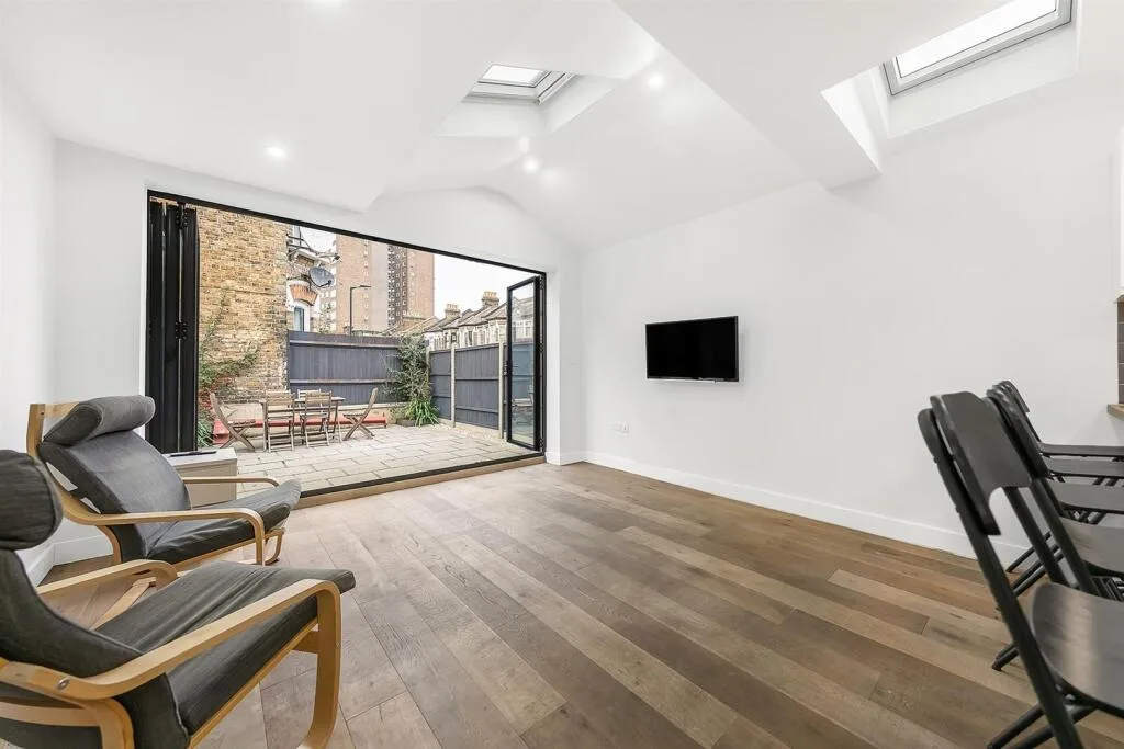 6 bedroom end of terrace house for rent