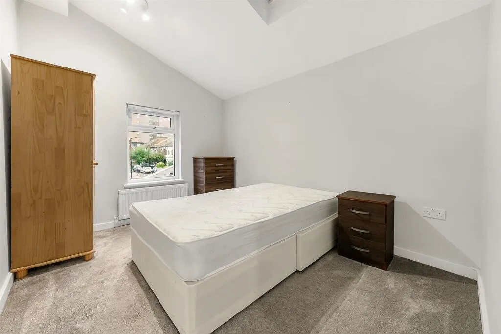 6 bedroom end of terrace house for rent