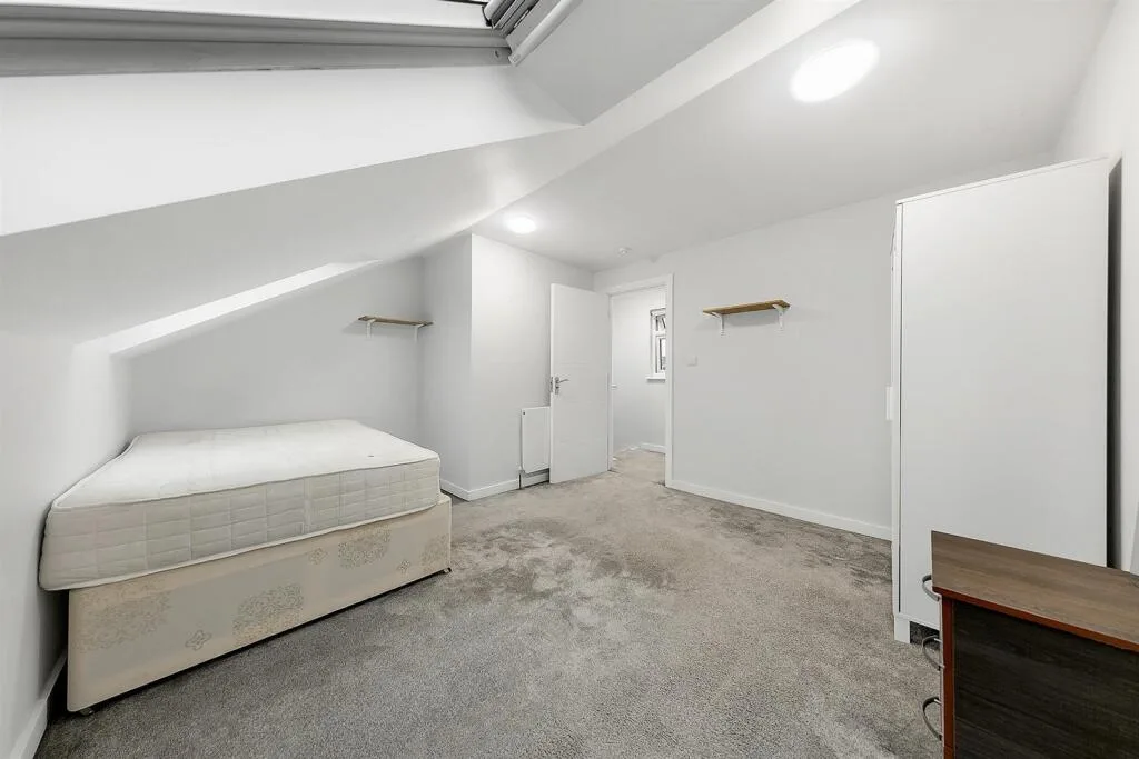 6 bedroom end of terrace house for rent