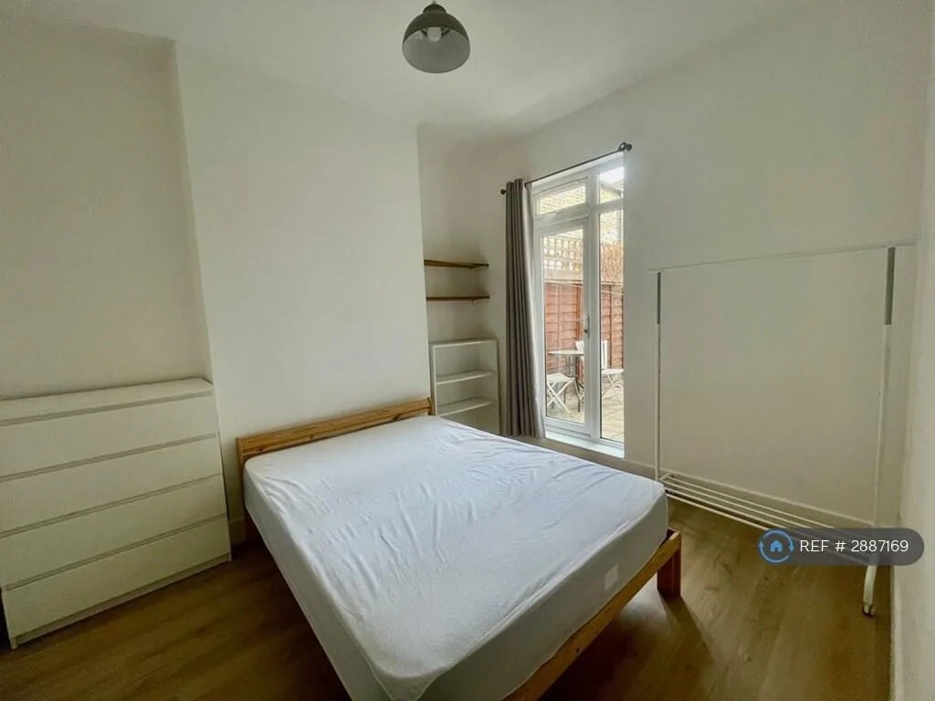 5 bedroom terraced house for rent