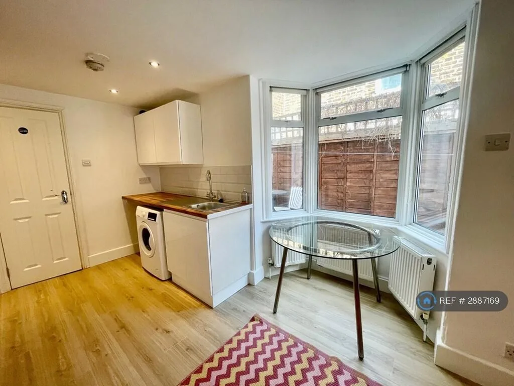 5 bedroom terraced house for rent