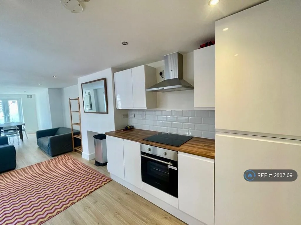 5 bedroom terraced house for rent