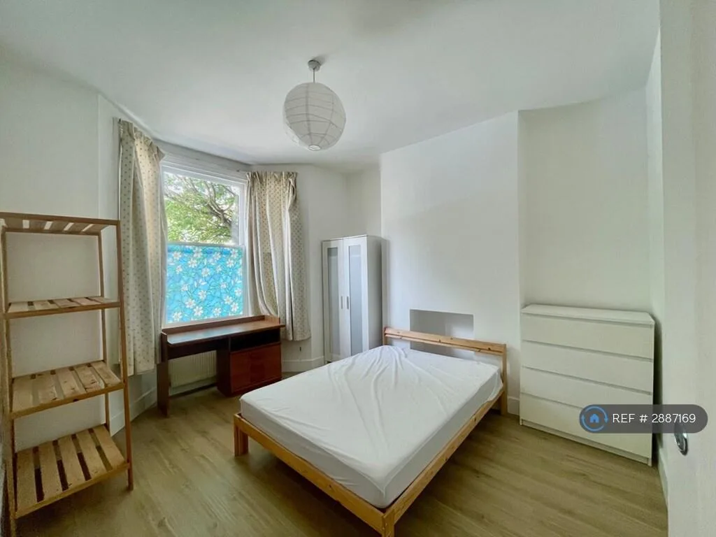 5 bedroom terraced house for rent