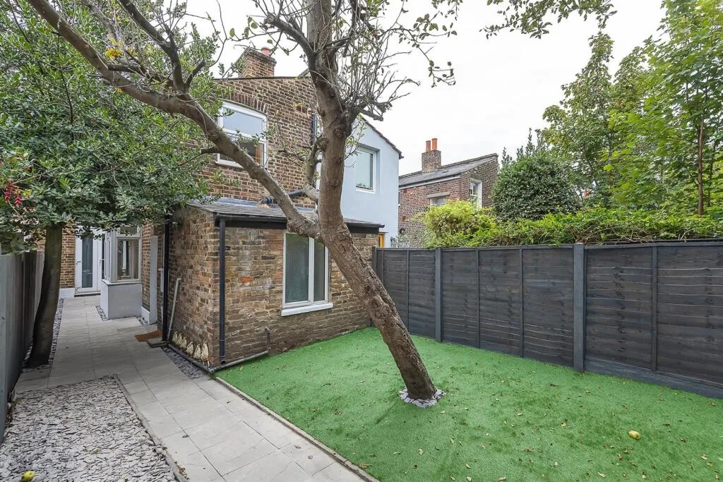 5 bedroom terraced house for rent