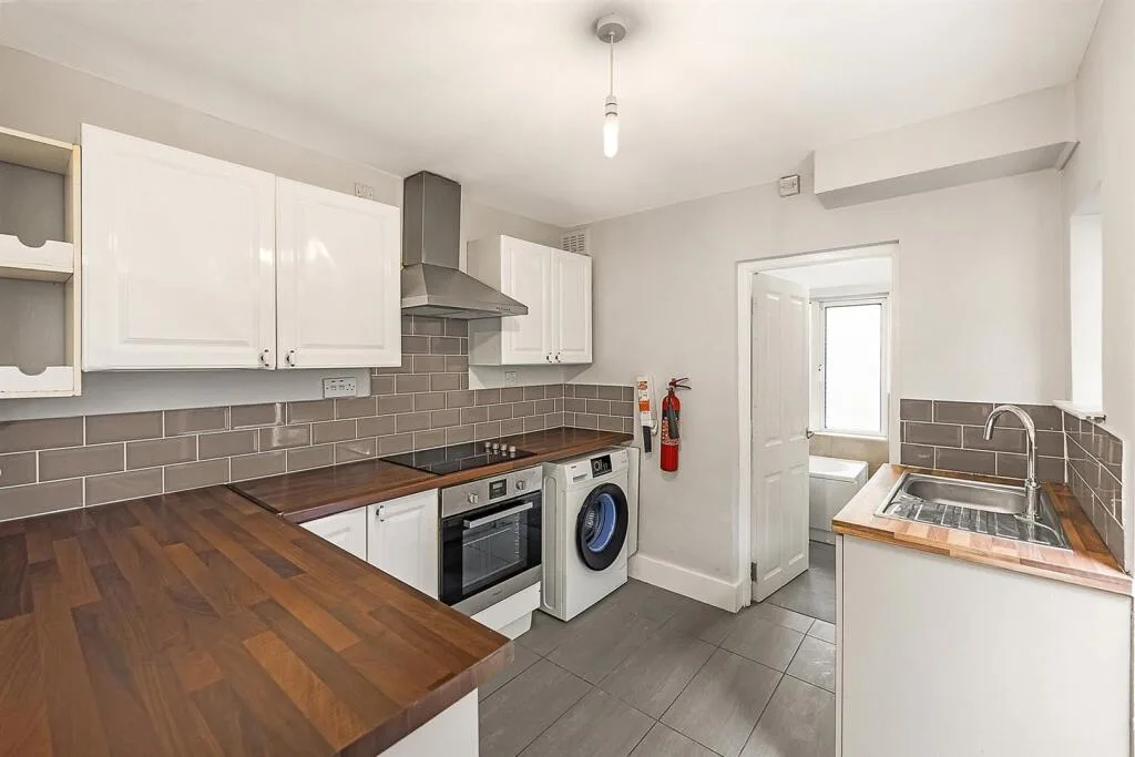5 bedroom terraced house for rent
