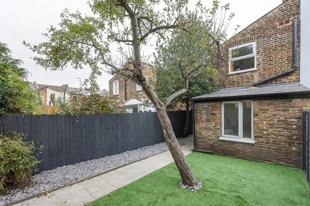 5 bedroom terraced house for rent