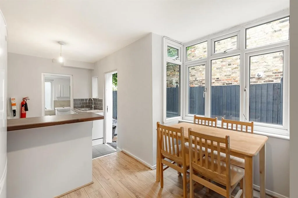 5 bedroom terraced house for rent