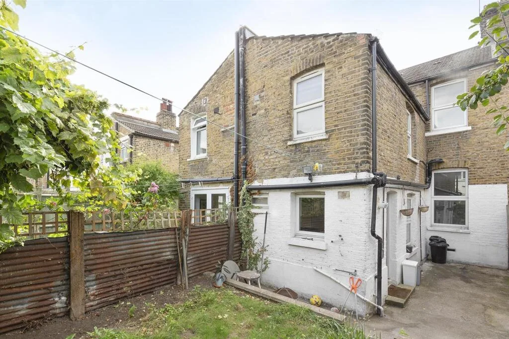 5 bedroom terraced house for rent