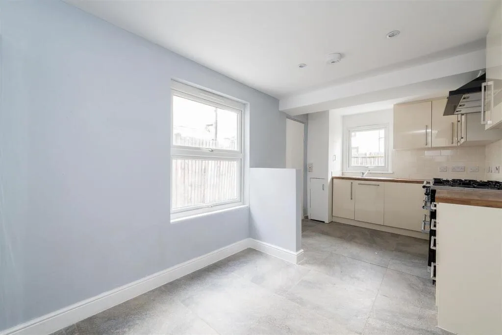 5 bedroom terraced house for rent