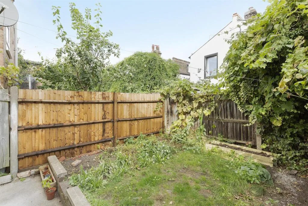 5 bedroom terraced house for rent