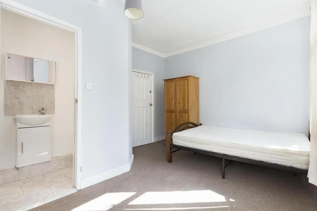 5 bedroom terraced house for rent