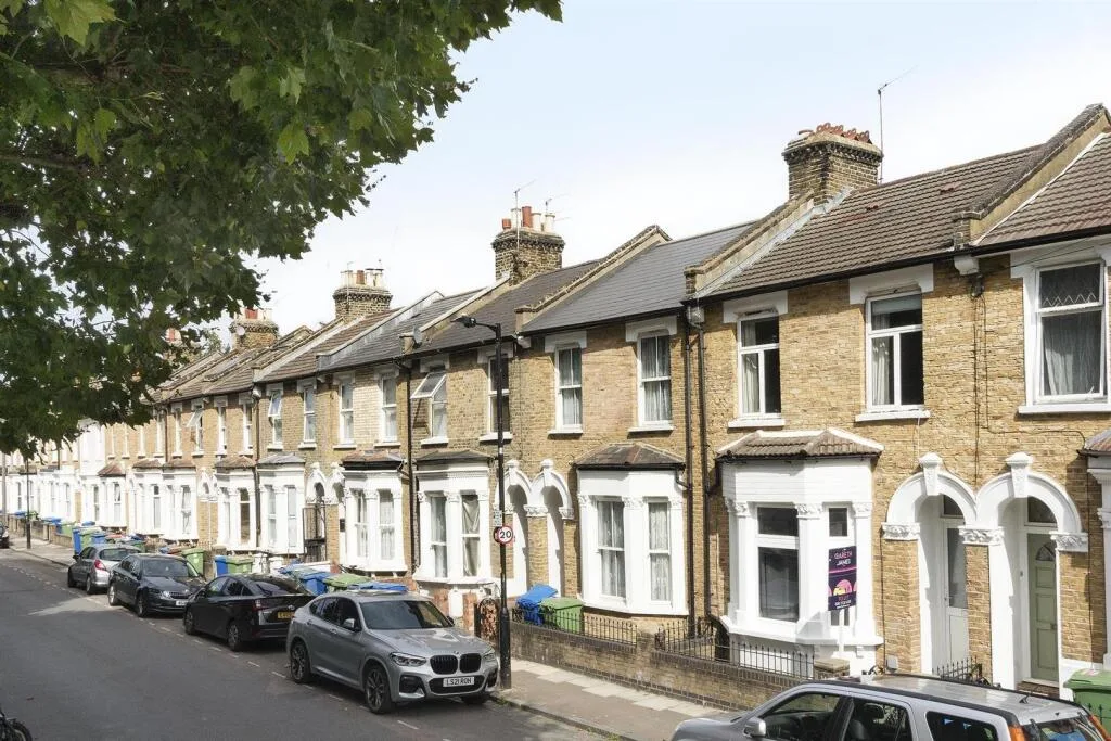 5 bedroom terraced house for rent
