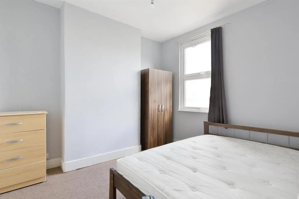 5 bedroom terraced house for rent