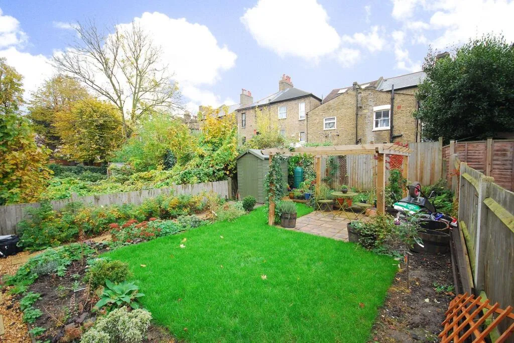 3 bedroom maisonette for rent