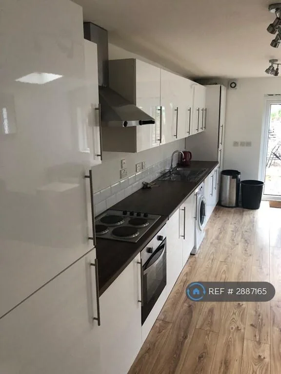 5 bedroom terraced house for rent