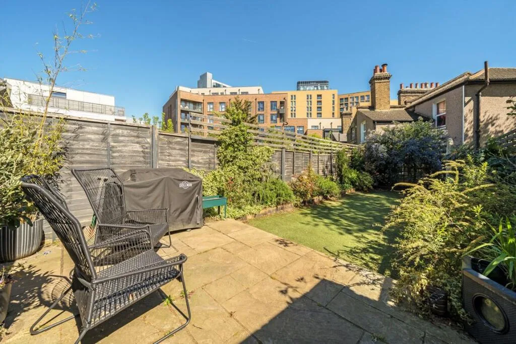 5 bedroom terraced house for rent