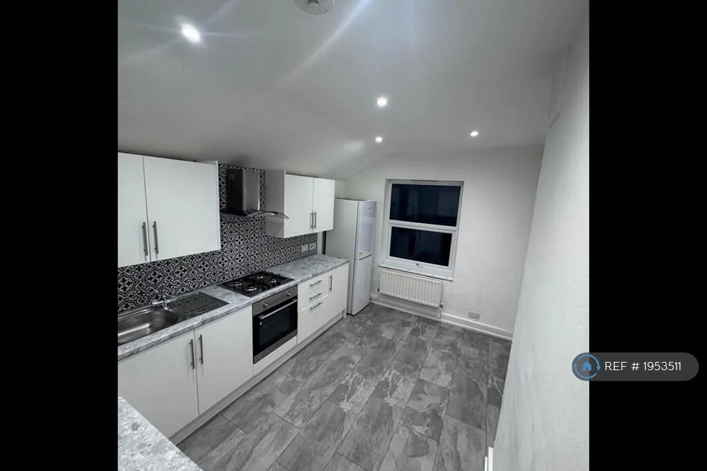 2 bedroom maisonette for rent
