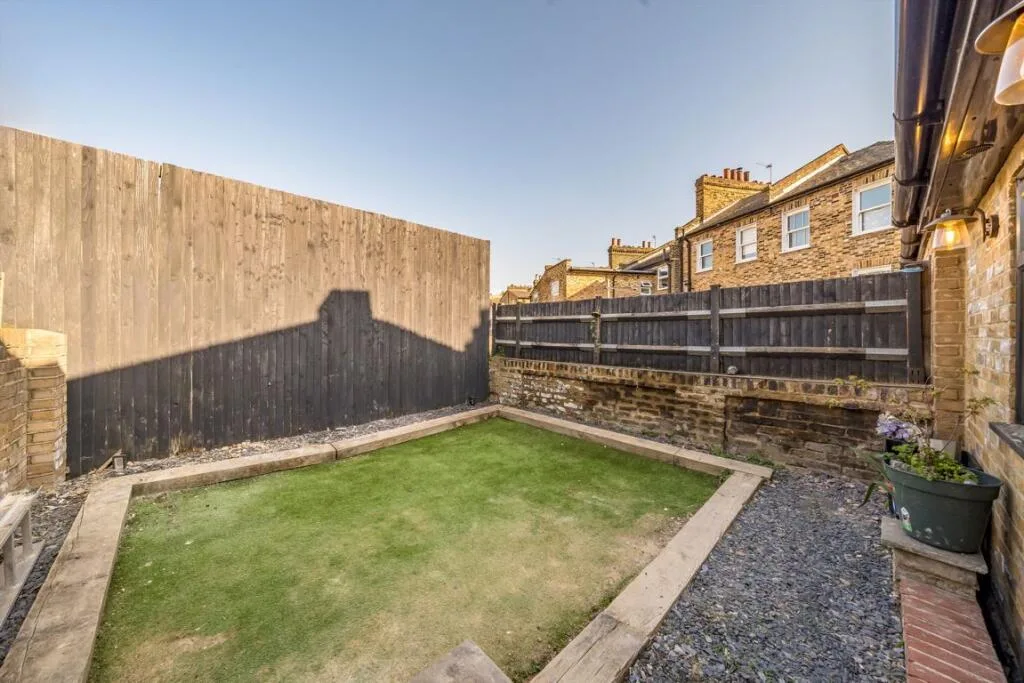 3 bedroom end of terrace house for rent