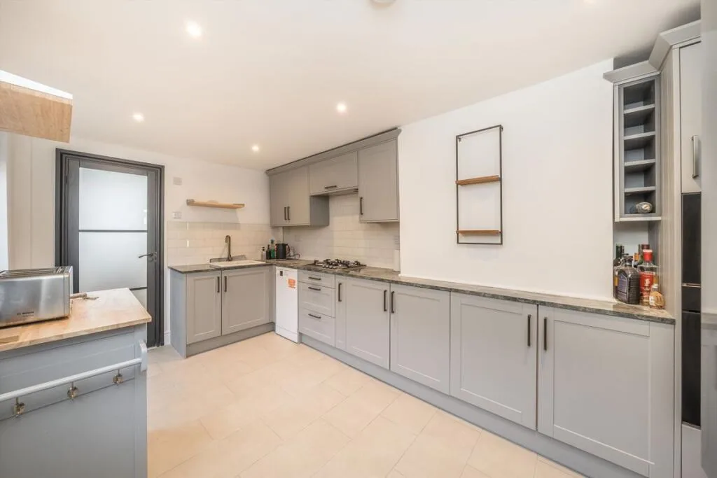 3 bedroom end of terrace house for rent