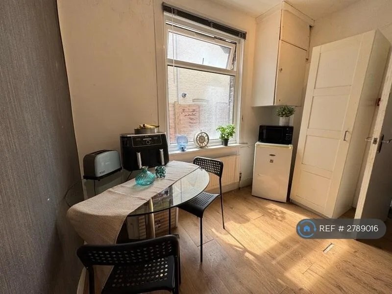 1 bedroom house share for rent